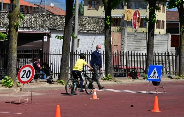 Pianezza, patente e casco per 700 studenti ciclisti