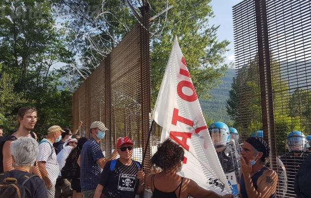 Un’assordante battitura per dire "no" all’autoporto di S.Didero