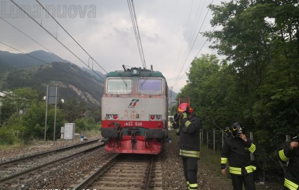 Principio di incendio sul locomotore del treno merci