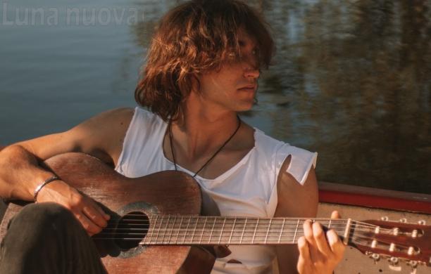 Simone Maritano. La strada e la canzone: il futuro è sulle sei corde