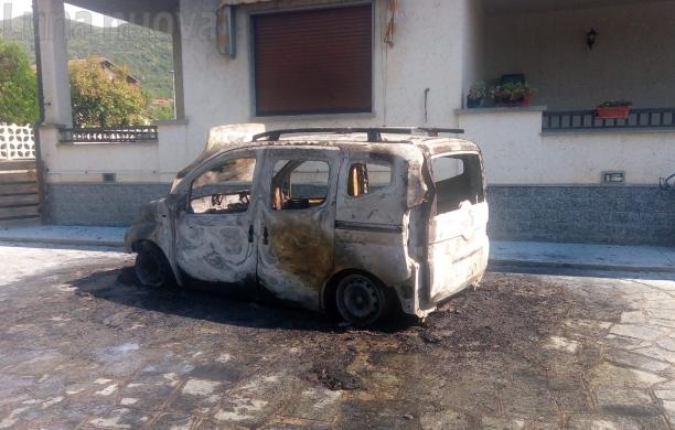 Giaveno, brucia l’auto: i soccorsi a rilento