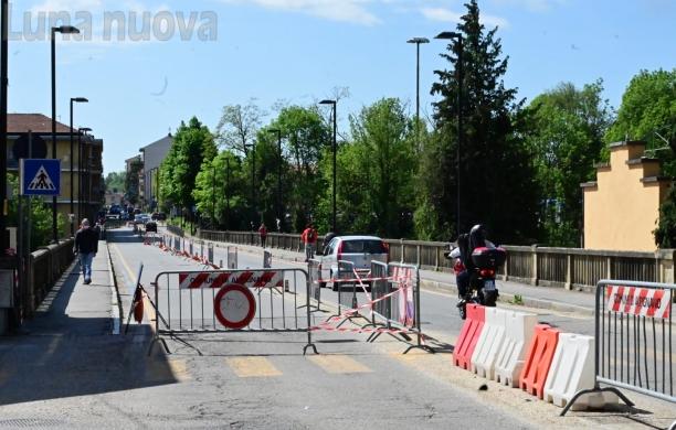 Alpignano, si arrampica sui sostegni del ponte, poi si getta di sotto