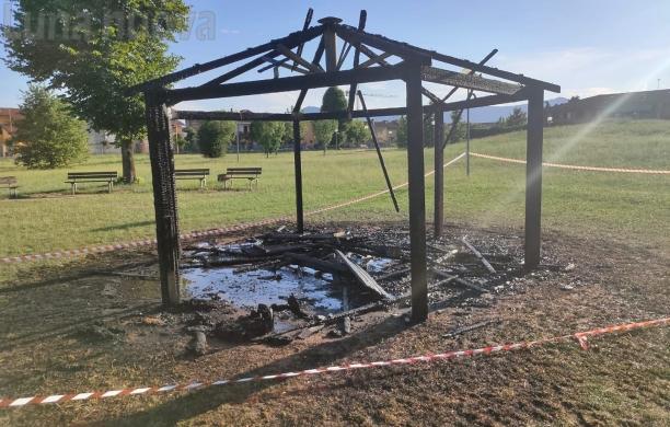 Rivalta, tre ragazzini incendiano il gazebo