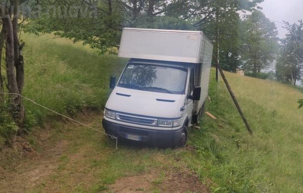 Vaie: furgone rischia di ribaltarsi in montagna, i pompieri lo salvano
