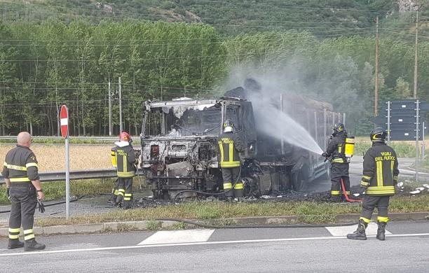 S.Didero: va a fuoco la motrice di un tir carico di legna