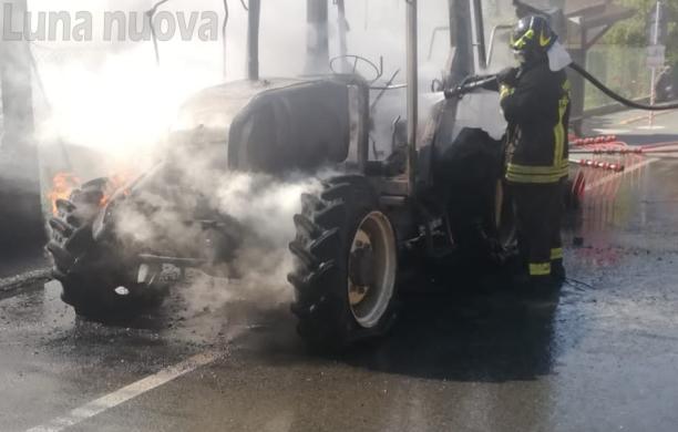 Vaie: a fuoco un trattore in via Martiri della Libertà