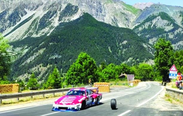 L'auto perde la ruota ma arriva lo stesso al traguardo