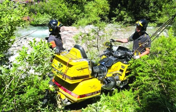 Rochemolles, precipita con la moto nel torrente