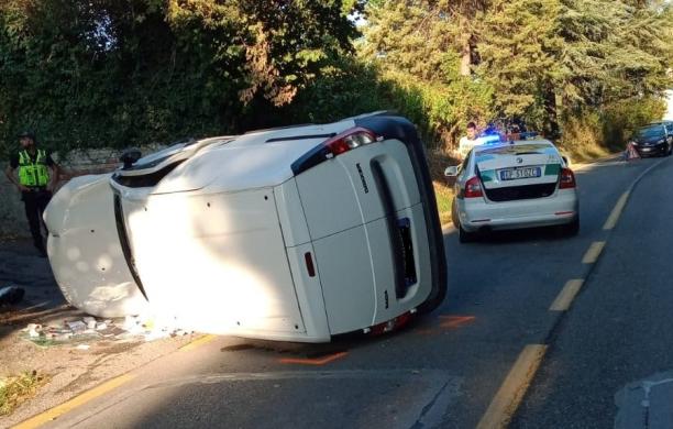 Rivoli, furgoncino ribaltato: ferito il conducente