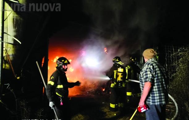 Fiamme nella notte all'Argiassera: bruciano 200 rotoballe di fieno