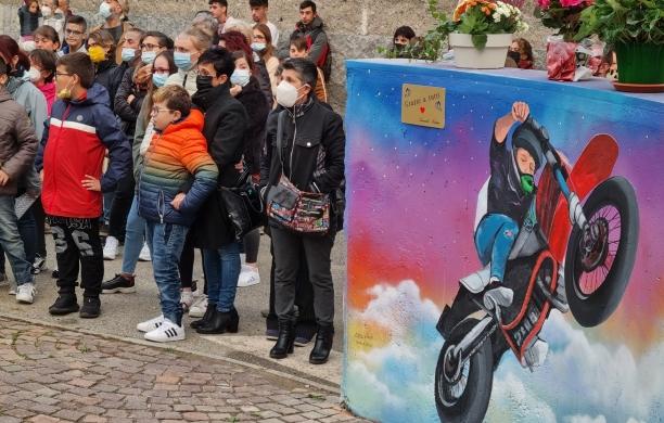 Bussoleno, una piccola folla per il murales di Samuele Natiza