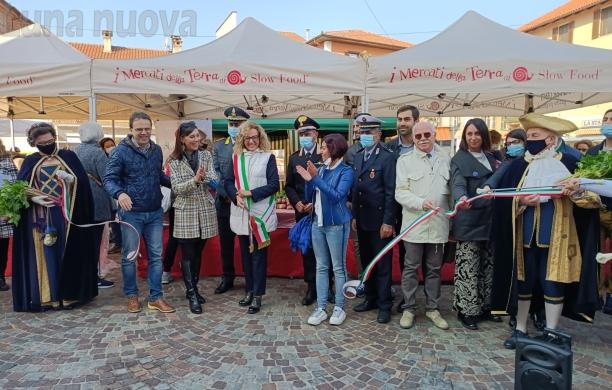 Orbassano, Sedano rosso, la fiera fa il botto