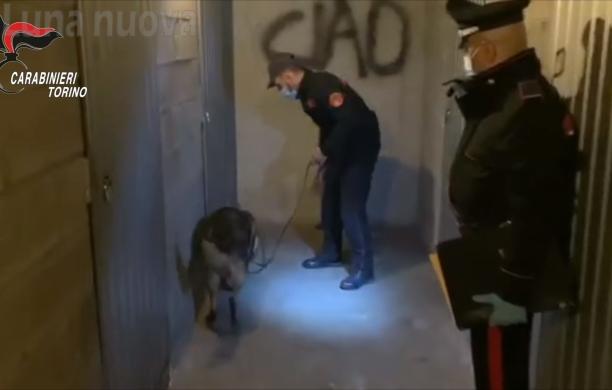 Rivoli, blitz antidroga nel palazzo di Cascine Vica