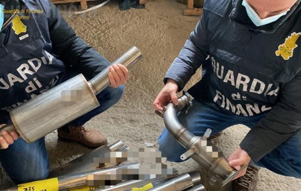 Giaveno, sigilli alla ditta delle marmitte illegali