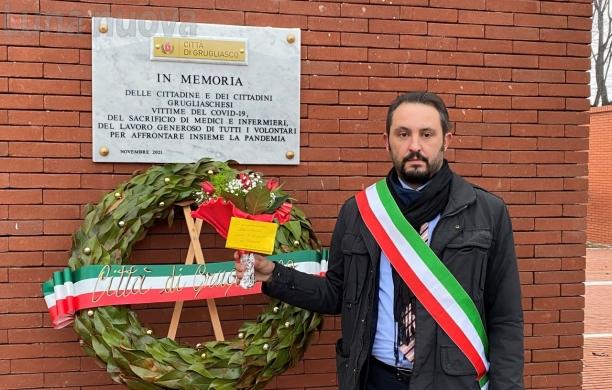 Grugliasco, provocazione No-vax davanti al municipio