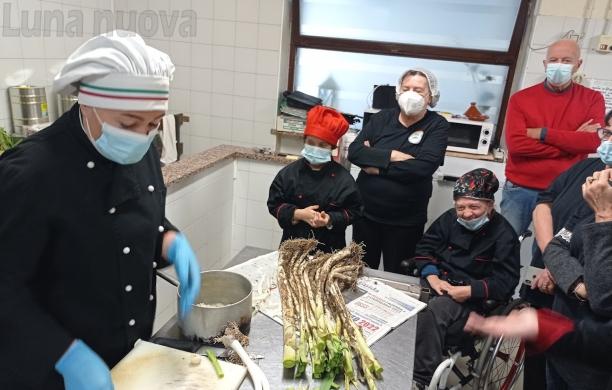 Grugliasco, i ragazzi dell'Isola alla scoperta del porro