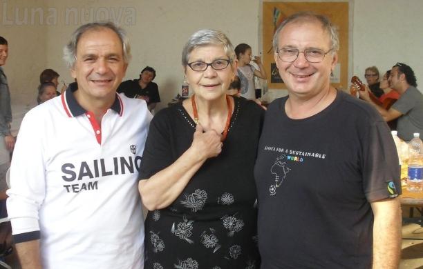 Cecilia Troga tra i figli Gilberto (sinistra) e Francesco (destra)  