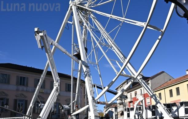 Rivoli, accanto al Villaggio spunta la ruota panoramica
