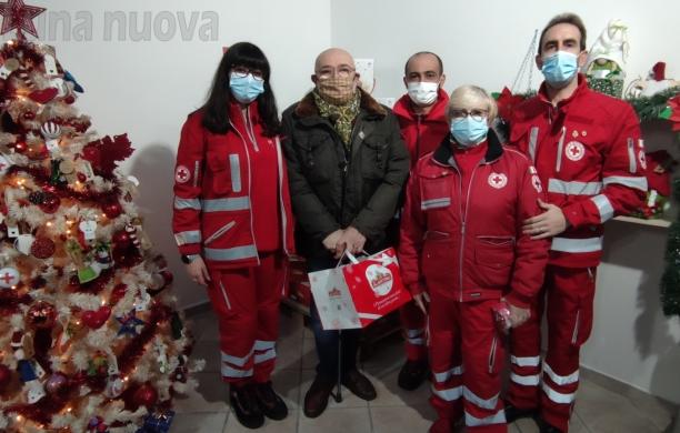 Da sin. Alison Gaia Inzirillo, che ha ideato l’iniziativa; Giacomo Ferrero Fusiè che ha fornito la sede; il presidente Cri Gabriele Donvito; la consigliera Maria Grazia Blengino; e il vicepresidente D