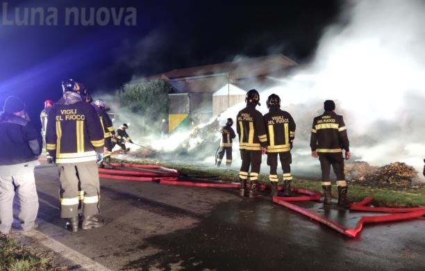 Avigliana: rotoballe a fuoco in una cascina a Drubiaglio