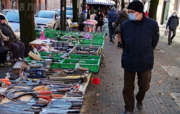 Mascherine anche all'aperto fino a metà gennaio