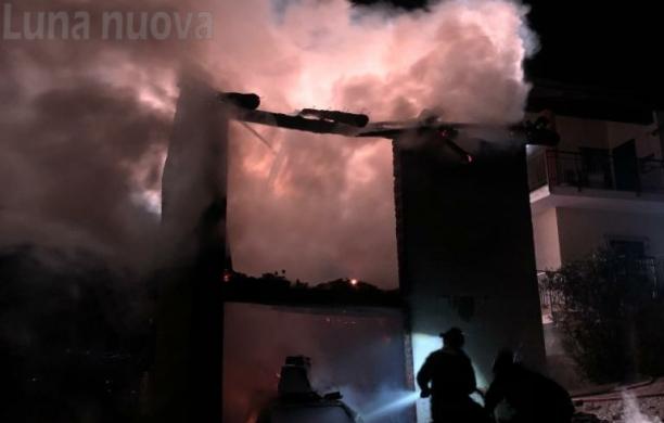 Almese: a Rivera va a fuoco una tettoia-garage