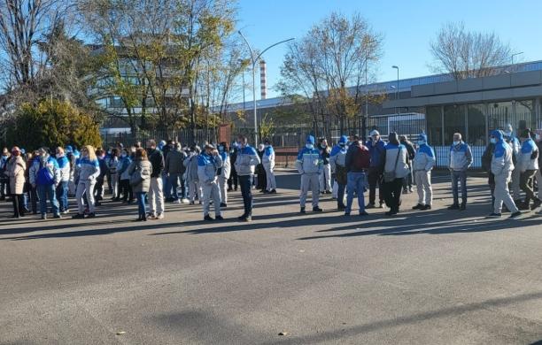 La protesta dei lavoratori di venerdì mattina, poco dopo l’incidente avvenuto lungo via I Maggio