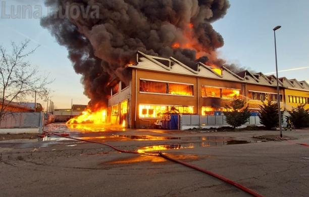 Beinasco, in fiamme il deposito della plastica: scuole chiuse e si esce con la Ffp2