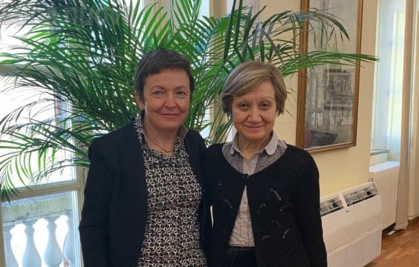 Rosangela Mango, ex coordinatrice delle cure domiciliari del polo sanitario di Giaveno e responsabile infermieristica del Cavs, assieme alla direttrice generale dell’Asl Franca Dall’Occo (a sin.)