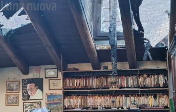 Novalesa, in fumo mille libri nell'incendio della casa