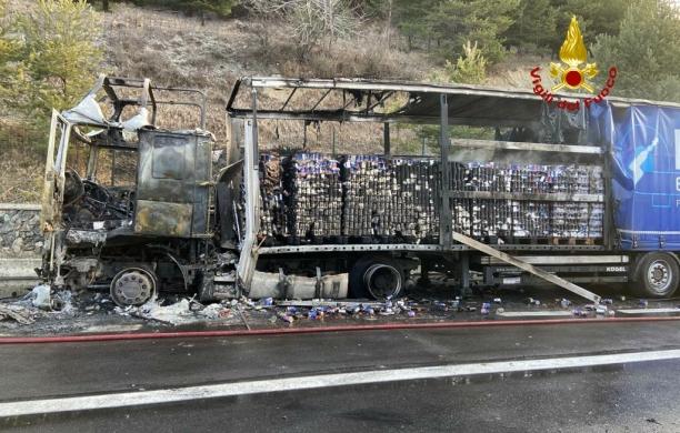 Bardonecchia, in fiamme il Tir carico di pomodori