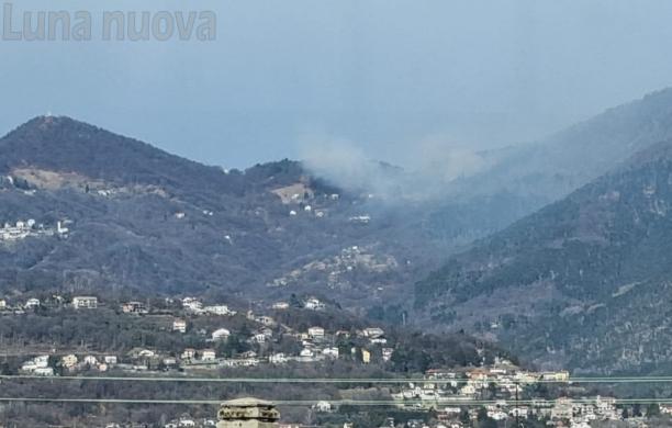 Rubiana: incendio boschivo a ridosso del Colle del Lys