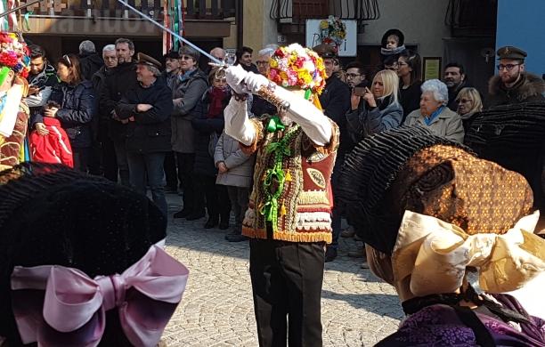 Venaus: danzano le spade, ma soltanto in piazza