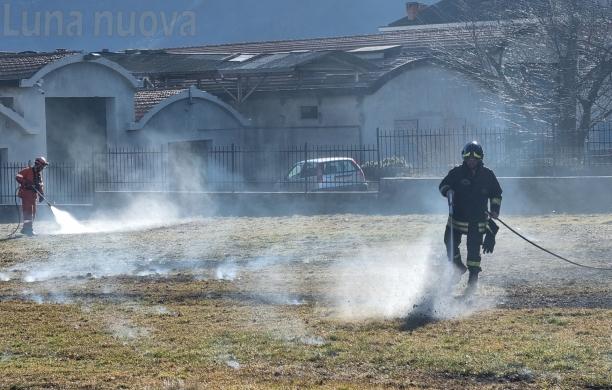 Bussoleno, il vento sradica il tetto della tribuna