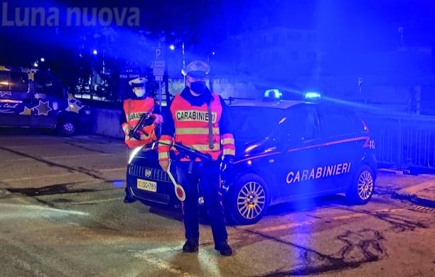 Ha accoltellato due carabinieri: preso al confine