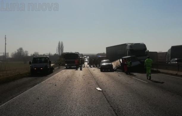 Rivoli, carambola in tangenziale: un ferito grave