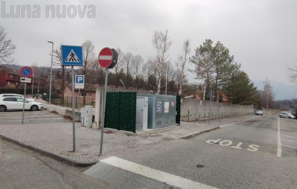 Il parcheggio del polo scolastico del Capoluogo è una delle aree candidate ad ospitare le colonnine di ricarica per veicoli elettrici