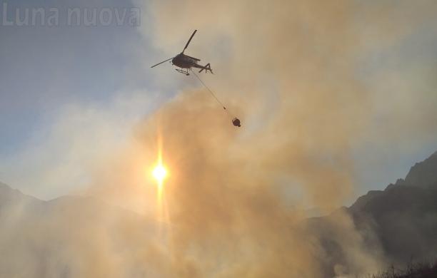 Fiamme su Pavaglione, montagna salvata dall'intervento aereo