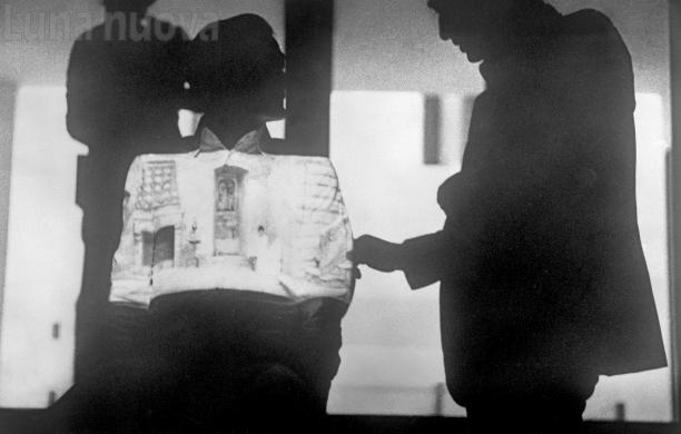 Fabio Mauri-Intellettuale, 1975 Foto Antonio Masotti, Courtesy the Estate of Fabio Mauri e Hauser & Wirth