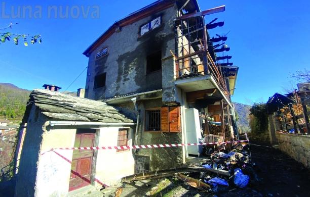 Condove: tetto in fiamme, una casa distrutta sulla montagna