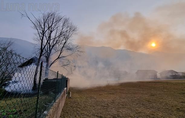 Villarfocchiardo, brucia la catasta di legna in giardino