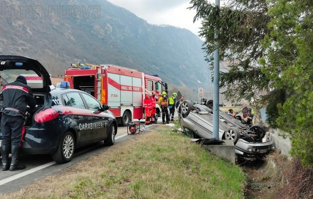 Borgone: auto nel fossato, un uomo perde la vita