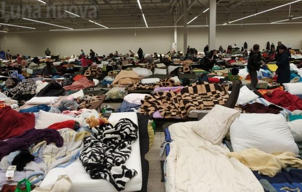 Un dormitorio collettivo nel centro di accoglienza di Przemysil in Polonia, dove stanno affluendo molti ucraini sfollati dalle loro città distrutte dalla guerra Foto Andrea Suriani 