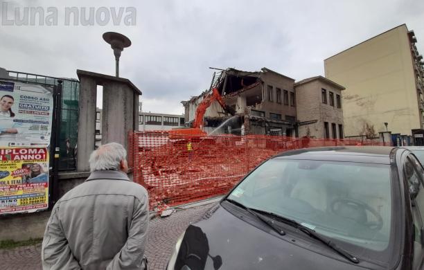 Rivoli, stop al degrado: abbattuta la palazzina ex Enel