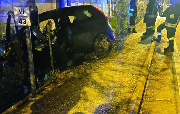 Auto contro la recinzione, due feriti al Vernetto