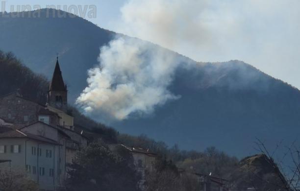 Avigliana, incendio in corso nei boschi della Mortera 