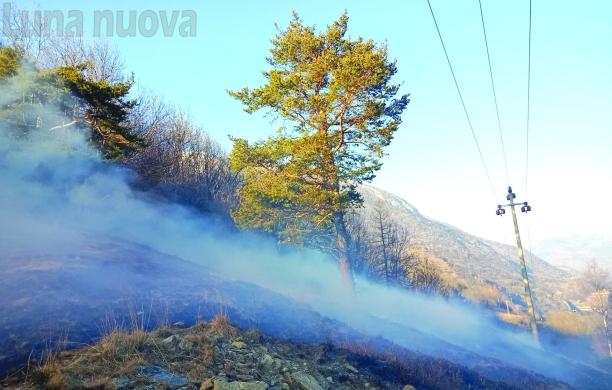 Salbertrand, ancora fiamme nel bosco a Serre la Vuote