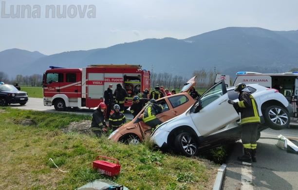 Condove: due auto finiscono nel fossato, ferite due donne