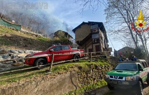 Giaveno: baite e bosco in fiamme in borgata Merlera