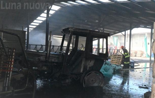 Pianezza, trattori e macchinari distrutti nel capannone